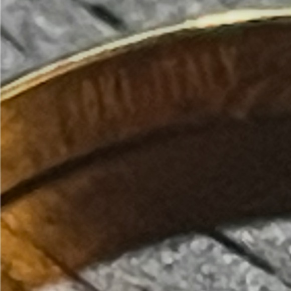 Elegant Gold Band Ring - Picture 3 of 4